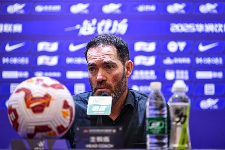 足球报:两连胜让亚泰积分追平青岛海牛 保级形势呈现胶着状态